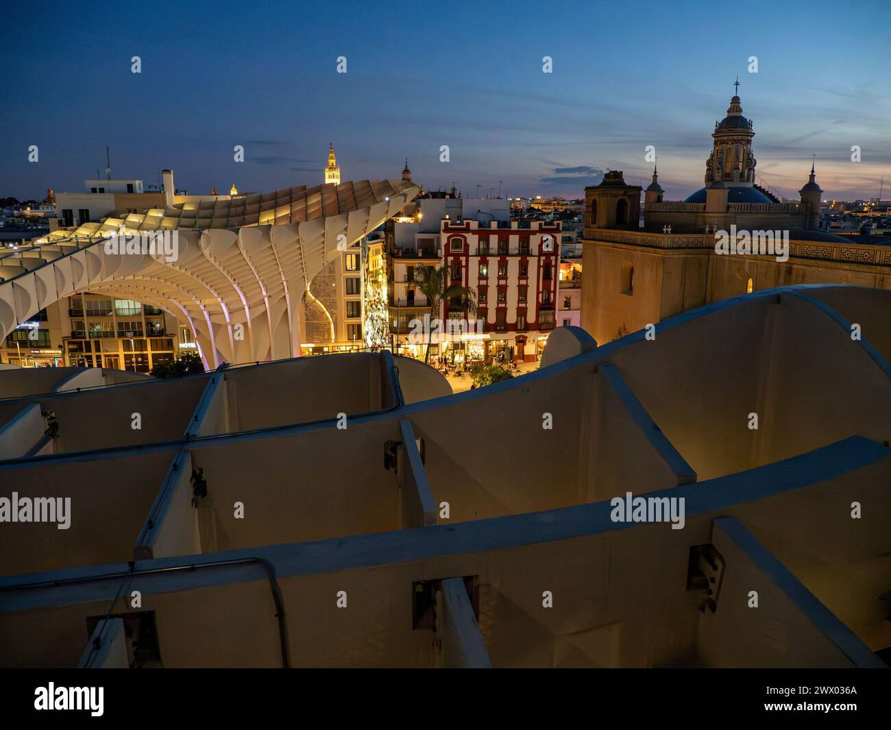 Setas de Sevilla, de nuit. Las Setas, Metropol Parasol, grande structure principalement en bois située sur la place la Encarnación à Séville, Espagne. Banque D'Images