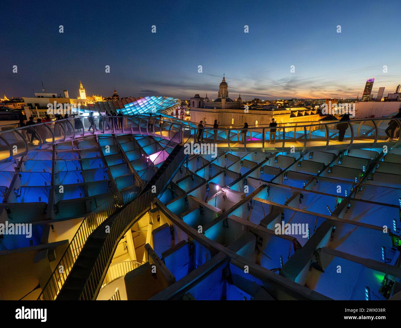 Setas de Sevilla, de nuit. Las Setas, Metropol Parasol, grande structure principalement en bois située sur la place la Encarnación à Séville, Espagne. Banque D'Images