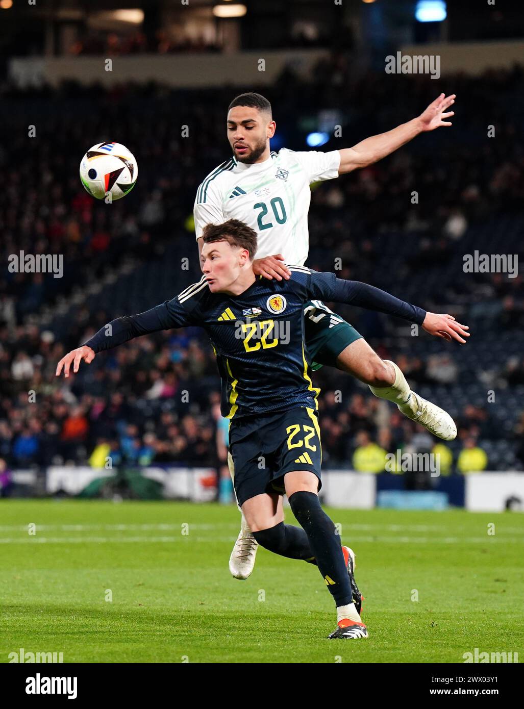 L'écossais Nathan Patterson (à gauche) et l'irlandais Brodie Spencer se battent pour le ballon lors d'un match amical international à Hampden Park, Glasgow. Date de la photo : mardi 26 mars 2024. Banque D'Images
