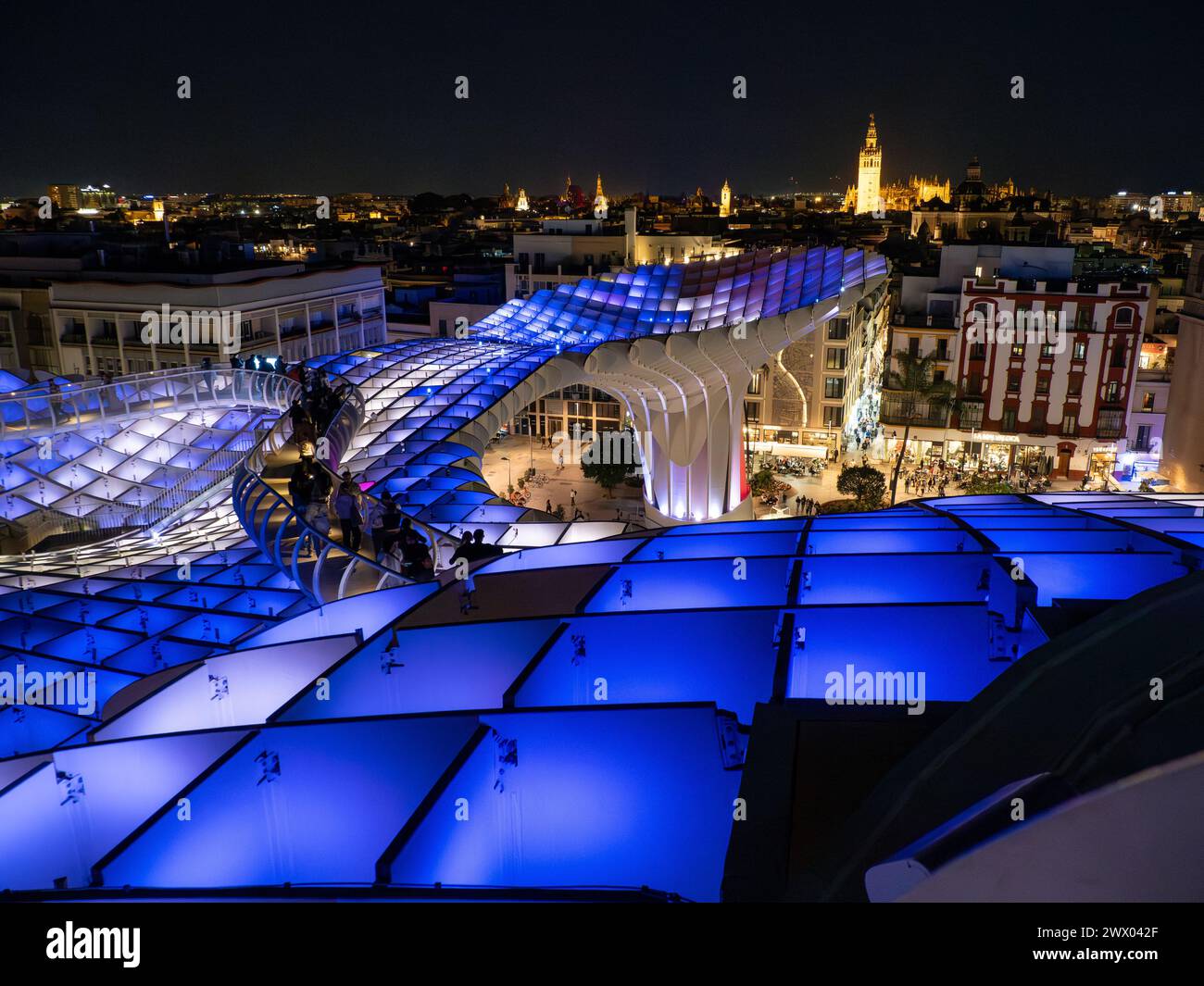 Setas de Sevilla, de nuit. Las Setas, Metropol Parasol, grande structure principalement en bois située sur la place la Encarnación à Séville, Espagne. Banque D'Images