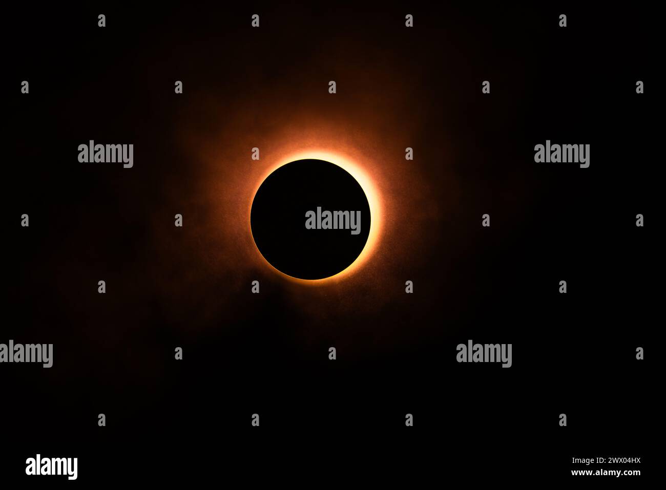 Eclipse images de loisirs réalisées dans un studio en utilisant une lumière vive et un bouchon rond avec un peu de spray atmosphérique pour, eh bien, l'atmosphère. Banque D'Images