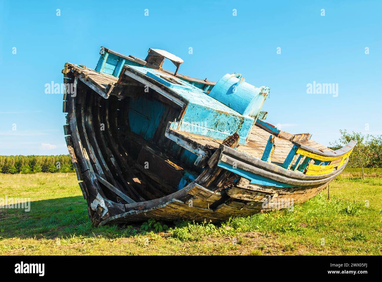 La moitié du naufrage sur le terrain à Sunny Day Banque D'Images