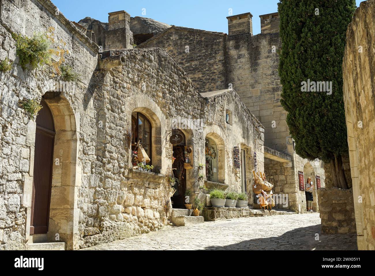 Les Baux de Provence, France - 24 juin 2021 : ville historique avec des maisons en pierre et des églises, point de repère touristique populaire Banque D'Images