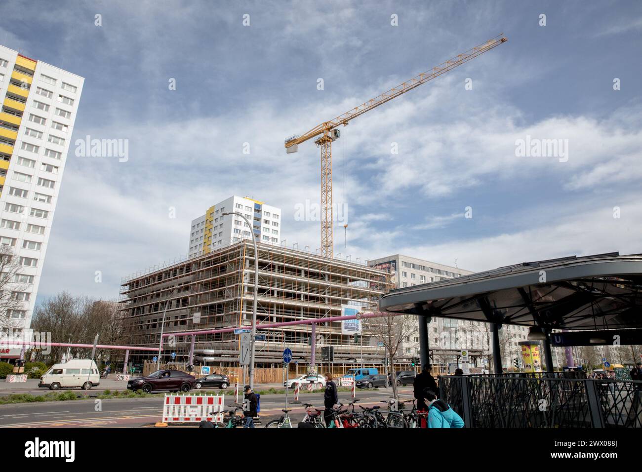 26 mars 2024, Berlin, Allemagne : 26 mars 2024, Berlin, Allemagne ''“ surplombant les trajets quotidiens, les grues de HolzmarktstraÃŸe marquent l'horizon avec la promesse de croissance, un signal clair du boom de la construction à Berlin. Le très attendu ''Faster Building Law'' du sénateur du SPD Christian Gaebler vise à rationaliser les réglementations complexes de la ville en matière de construction d'ici mi-2024, dans l'espoir de réduire les formalités administratives et d'inaugurer une nouvelle ère de développement urbain efficace. Alors que le gouvernement de coalition noir-rouge pousse pour jusqu'à 20 000 nouvelles maisons par an, l'architecture de Berlin ne se contente pas de s'étendre ; elle vise un équilibre Banque D'Images
