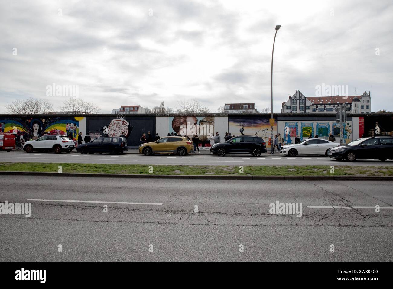 26 mars 2024, Berlin, Allemagne : 26 mars 2024, Berlin, Allemagne ''“ Un touriste capture le moment à la East Side Gallery, où la célèbre murale ''My God, Aidez-moi à survivre à cet amour mortel'' de Dmitri Vrubel gèle dans le temps le baiser fraternel socialiste entre Leonid Brejnev et Erich Honecker. Cette œuvre évocatrice, posée contre les vestiges du mur de Berlin, se présente comme un puissant symbole de l'histoire politique et de l'attrait durable de la galerie en plein air de Berlin, invitant à la réflexion sur les récits complexes de solidarité et de division. (Crédit image : © Michael Kuenne/PRESSCOV via ZUMA Press Wi Banque D'Images