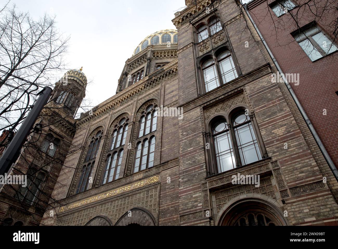 Berlin, Allemagne. 26 mars 2024. La façade complexe de la Neue Synagoge Berlin attire l'attention avec son style mauresque distinct du XIXe siècle. Il incarne l'époque florissante de la communauté juive et ses contributions à la culture et aux sciences berlinoises. Cette image, prise le 26 mars 2024, met en valeur les conceptions élaborées de la structure et raconte silencieusement l'histoire turbulente de la population juive de Berlin, de la prospérité et de l'importance à la persécution et à la persévérance. (Photo de Michael Kuenne/PRESSCOV/SIPA USA) crédit : SIPA USA/Alamy Live News Banque D'Images