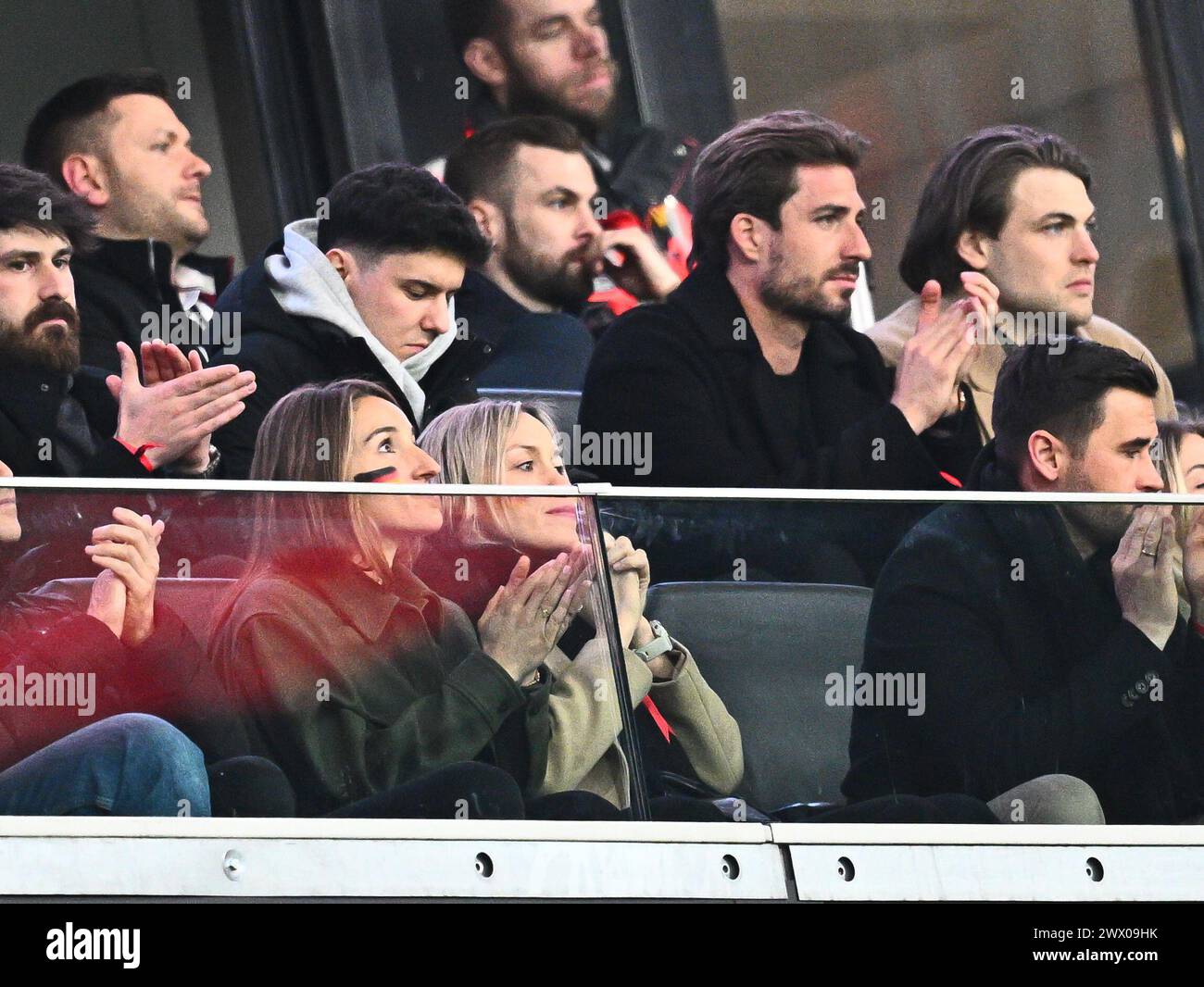 Francfort, Allemagne. 26 mars 2024, Hesse, Francfort-sur-le-main : soccer : match international, Allemagne - pays-Bas, Deutsche Bank Park, Lena Wurzenberger (2ème à partir de la gauche), petite amie de l'entraîneur national Julian Nagelsmann, est assise dans les gradins. Photo : Tom Weller/dpa crédit : dpa Picture alliance/Alamy Live News Banque D'Images