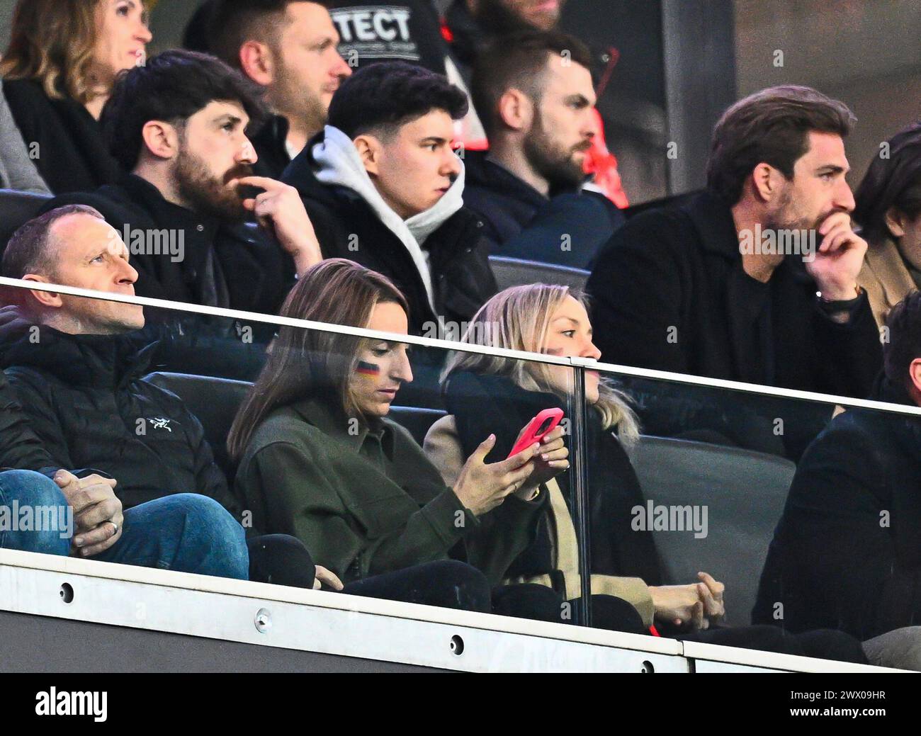 Francfort, Allemagne. 26 mars 2024, Hesse, Francfort-sur-le-main : soccer : match international, Allemagne - pays-Bas, Deutsche Bank Park, Lena Wurzenberger (2ème à partir de la gauche), petite amie de l'entraîneur national Julian Nagelsmann, est assise dans les gradins. Photo : Tom Weller/dpa crédit : dpa Picture alliance/Alamy Live News Banque D'Images