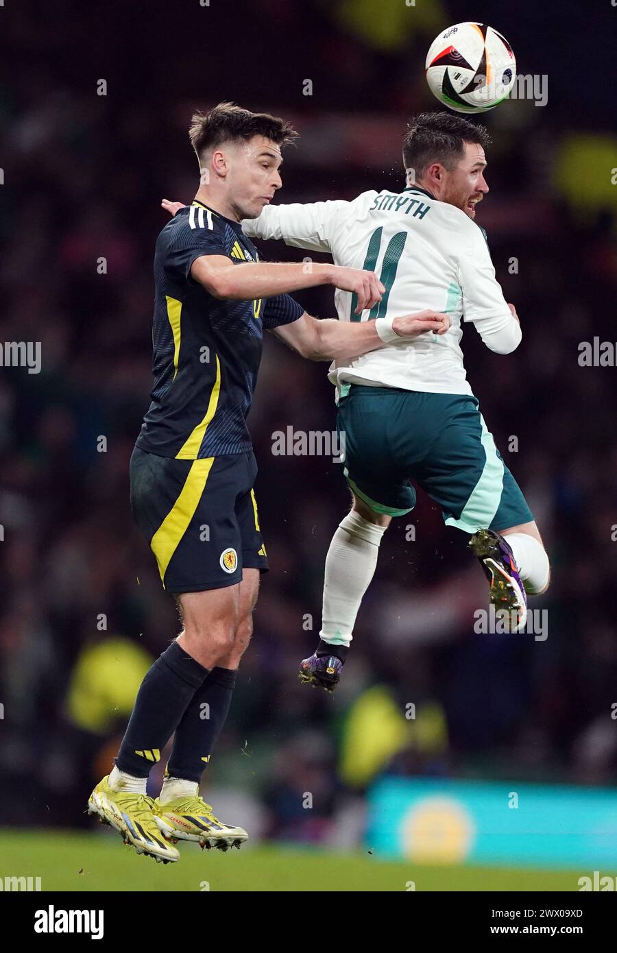 L'écossais Kieran Tierney et l'irlandais du Nord Paul Smyth (à droite) se battent pour le ballon lors d'un match amical international à Hampden Park, Glasgow. Date de la photo : mardi 26 mars 2024. Banque D'Images