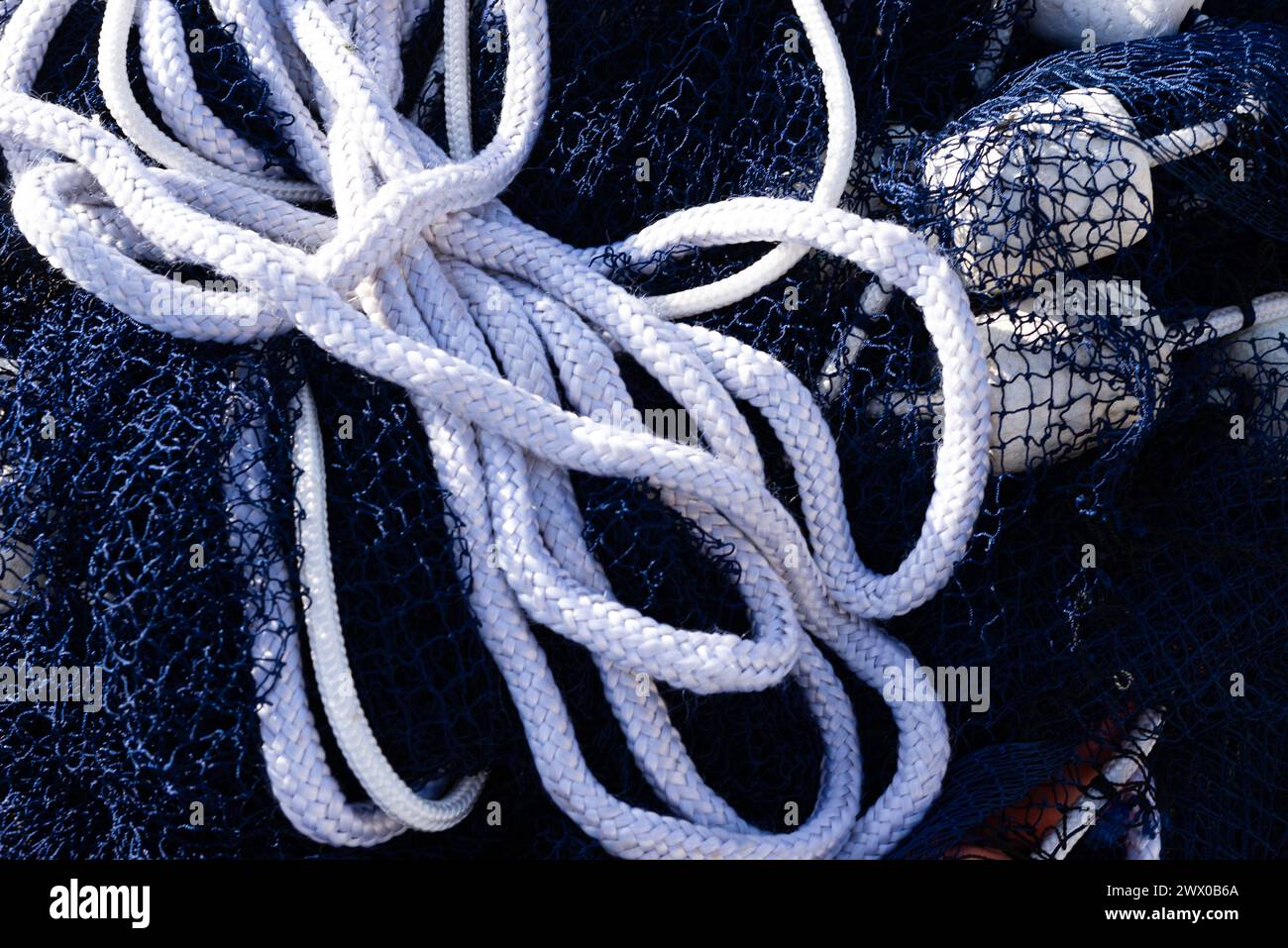 Corde de filet de pêche professionnelle stockée. Pêche et loisirs. Équipement nautique. Banque D'Images