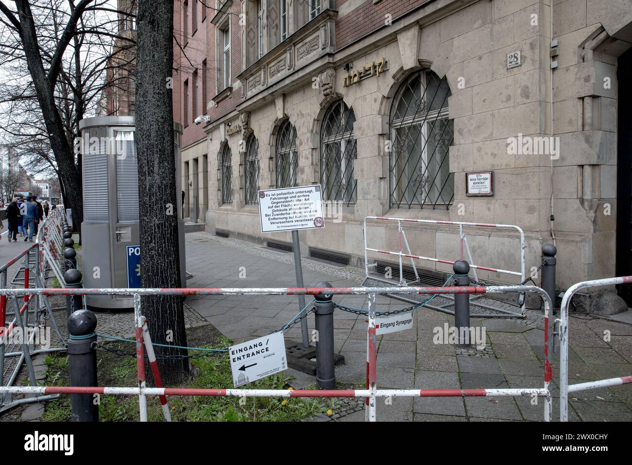 26 mars 2024, Berlin, Allemagne : le 26 mars 2024, la Neue Synagoge Berlin est un rappel poignant de l'histoire juive de Berlin et un symbole de résilience. Le bâtiment, important dans le récit de la communauté juive de Berlin, reflète une prouesse architecturale d'Eduard Knoblauch et Friedrich August StÃ¼ler, datant de son inauguration en 1866. La grandeur de la synagogue est plus qu'une déclaration architecturale ; c'est un témoignage de l'esprit durable d'une communauté au milieu des tribulations historiques et de l'évolution du tissu de la vie juive à Berlin, des premières colonies au XIIIe siècle jusqu'au début du siècle Banque D'Images