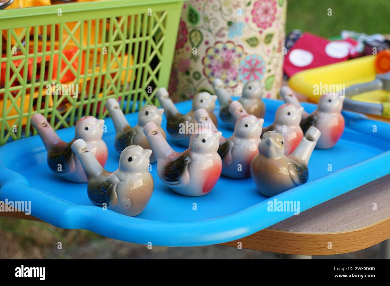 Sifflets en céramique pour enfants en argile. Sifflets en forme d'oiseaux. Banque D'Images