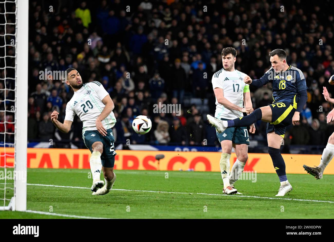 Glasgow, Royaume-Uni. 26 mars 2024. Lawrence Shankland, d'Écosse, voit la meilleure chance de l'Écosse bloquée par Brodie Spencer, d'Irlande du Nord, lors du match amical international à Hampden Park, Glasgow. Le crédit photo devrait se lire : Neil Hanna/Sportimage crédit : Sportimage Ltd/Alamy Live News Banque D'Images