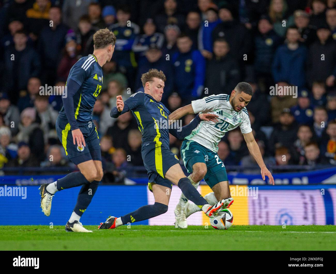 26 mars 2024 ; Hampden Park, Glasgow, Écosse : International Football Friendly, Écosse contre Irlande du Nord ; Nathan Patterson d'Écosse affronte Brodie Spencer d'Irlande du Nord Banque D'Images