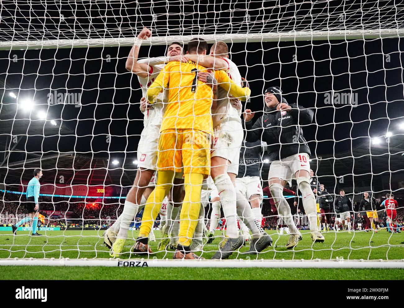 Le gardien de but polonais Wojciech Szczesny célèbre avoir sauvé le ...