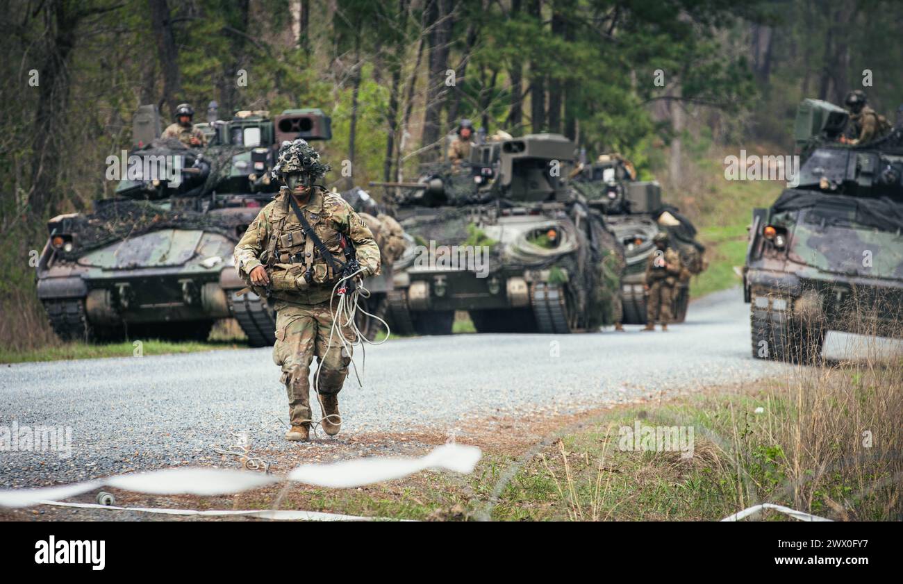 Un soldat affecté au 3e bataillon, 69e régiment d'armure, 1re brigade blindée, 3e division d'infanterie, vérifie la présence de mines terrestres ennemies leurres au joint Readiness Training Center (JRTC) à Fort Johnson, en Louisiane, le 20 mars 2024. Les soldats ont patrouillé dans leurs zones et ont réagi à un contact ennemi simulé au cours de leur entraînement de deux semaines au JRTC. (Photo de l'armée américaine par le PFC Luciano Alcala) Banque D'Images