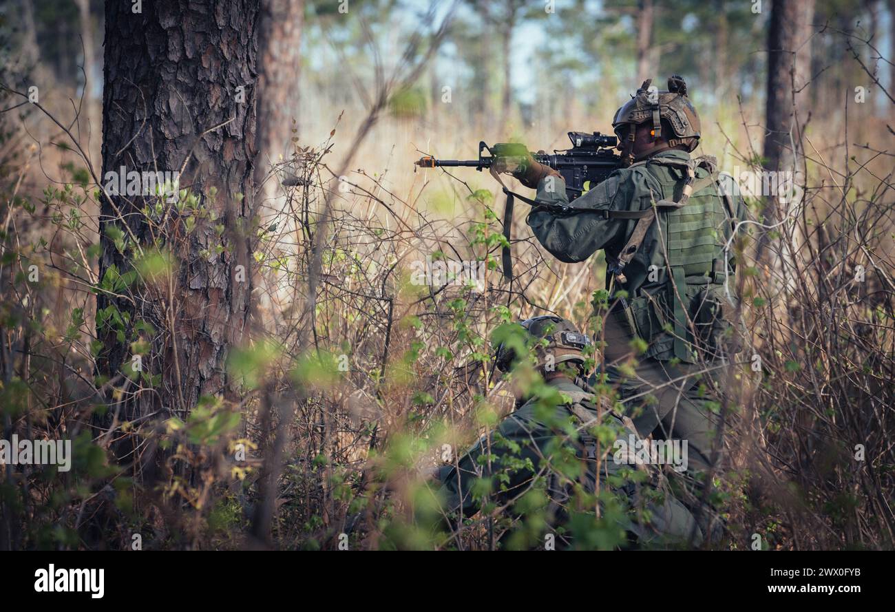 Les soldats de l'armée américaine affectés aux forces d'opposition Geronimo s'engagent dans une attaque simulée au joint Readiness Training Center (JRTC) à Fort Johnson, en Louisiane, le 18 mars 2024. Les soldats ont patrouillé dans leurs zones et ont réagi à un contact ennemi simulé au cours de leur entraînement de deux semaines au JRTC. (Photo de l'armée américaine par le PFC Luciano Alcala) Banque D'Images