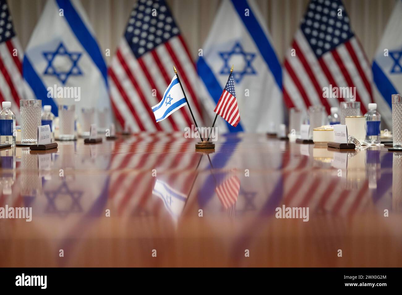 Le secrétaire à la Défense Lloyd J. Austin III accueille le ministre israélien de la Défense Yoav Gallant au Pentagone, Washington, D.C. le 26 mars 2024. (Photo du DOD par le premier maître de 1re classe Alexander Kubitza de l'US Navy) Banque D'Images