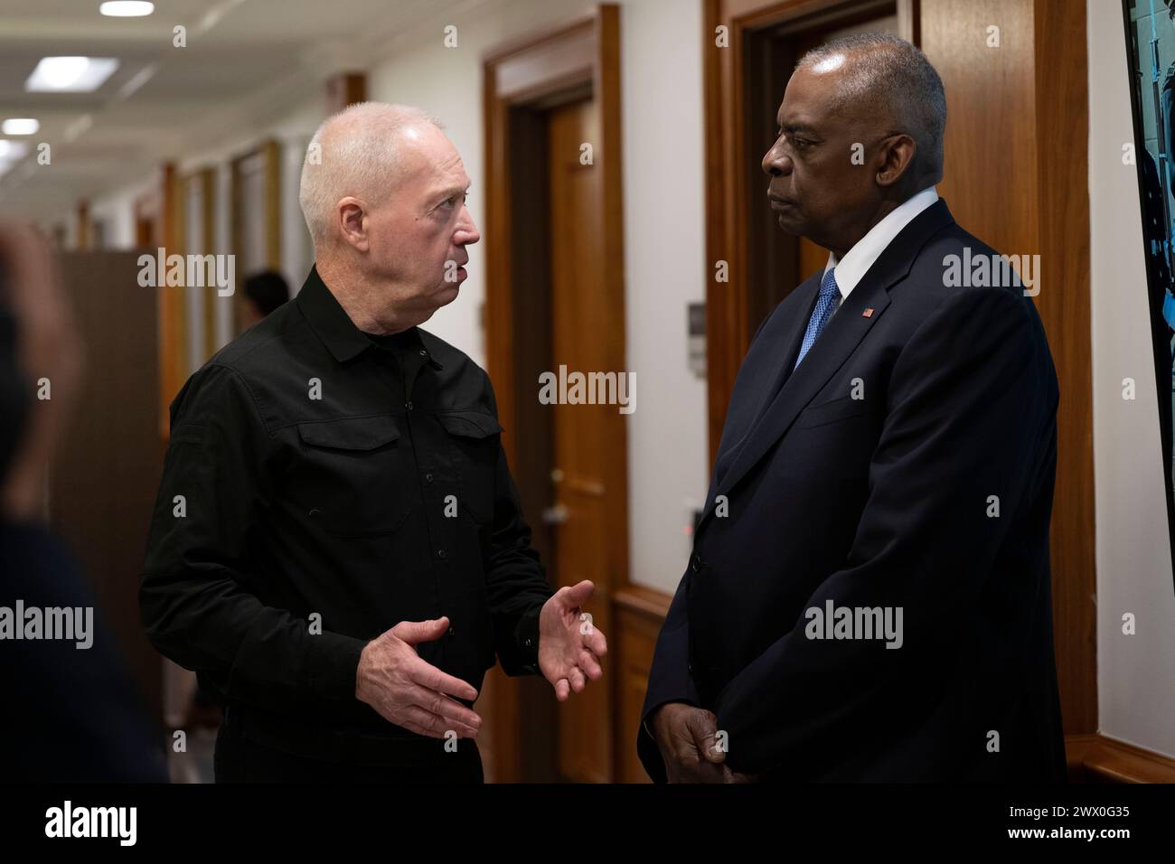 Le secrétaire à la Défense Lloyd J. Austin III s’entretient avec le ministre israélien de la Défense Yoav Gallant avant un échange bilatéral au Pentagone, Washington, D.C. le 26 mars 2024. (Photo du DOD par le premier maître de 1re classe Alexander Kubitza de l'US Navy) Banque D'Images