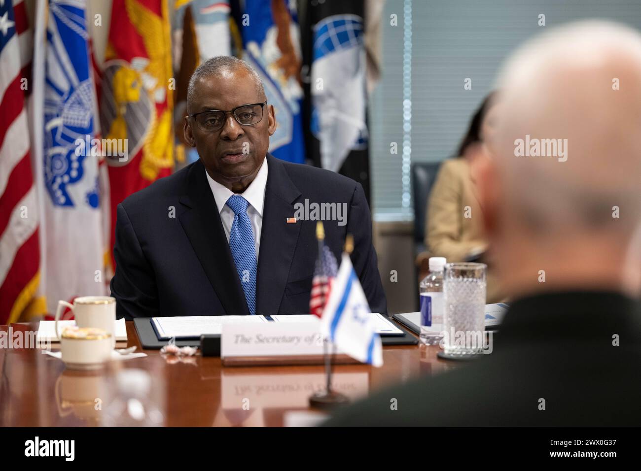 Le secrétaire à la Défense Lloyd J. Austin III et le ministre israélien de la Défense Yoav Gallant participent à un échange bilatéral au Pentagone, Washington, D.C. le 26 mars 2024. (Photo du DOD par le premier maître de 1re classe Alexander Kubitza de l'US Navy) Banque D'Images