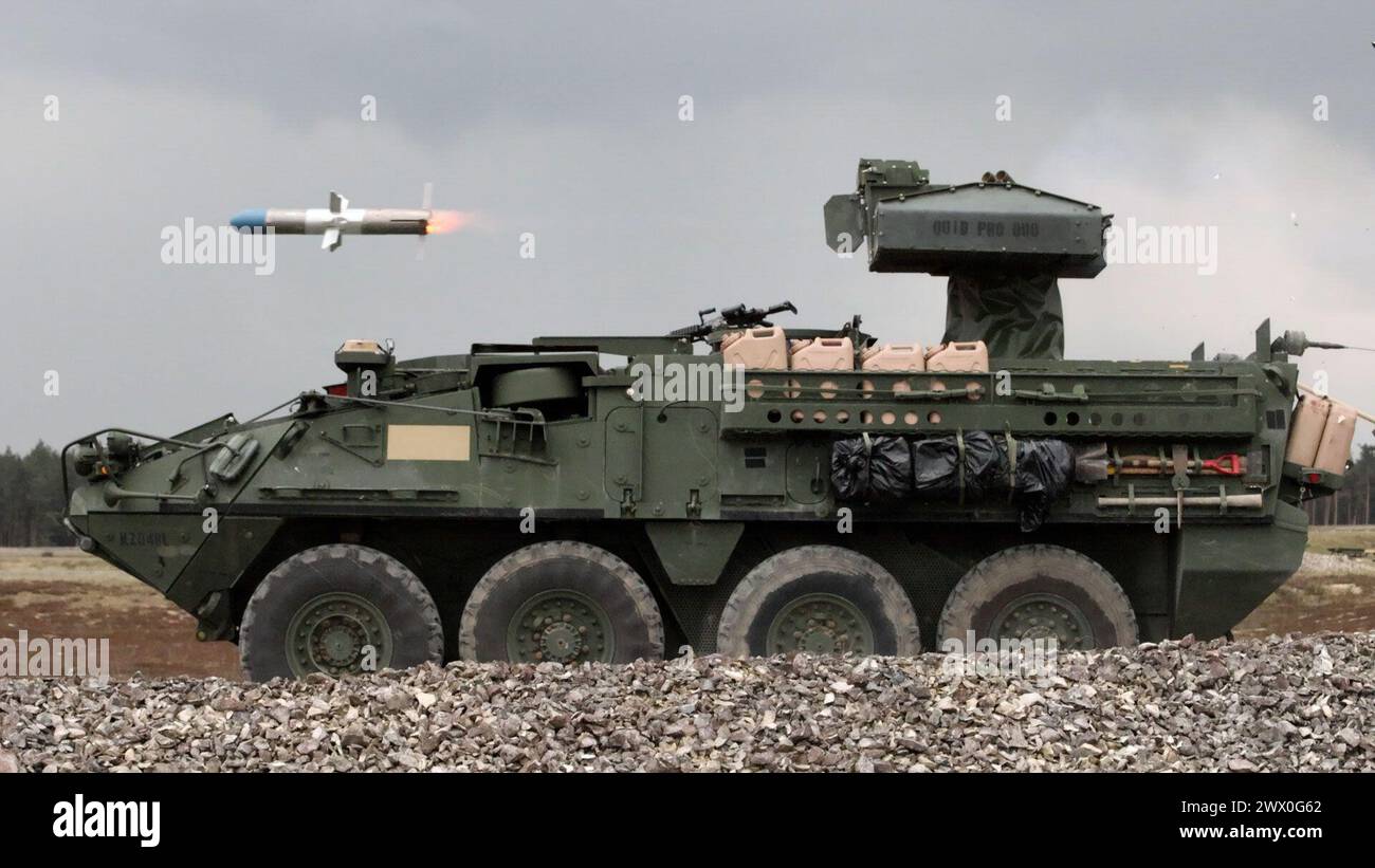 Des soldats américains, attachés à la QuickStrike Troop, 2nd Cavalry Regiment, tirent un système d'arme à guidage sans fil (TOW) lancé par tube, suivi optiquement depuis un véhicule de combat Stryker, lors d'un exercice de tir réel sur le terrain d'entraînement de Grafenwoehr, en Allemagne, le 21 mars 2024. Le système de missiles TOW est utilisé par l'armée américaine depuis 1970 et la dernière variation fournit des capacités d'attaque anti-blindés fiables et précises, et a fait ses preuves au combat dans des environnements très contestés. (Photo de l'armée américaine par le SPC Andrew Clark) Banque D'Images