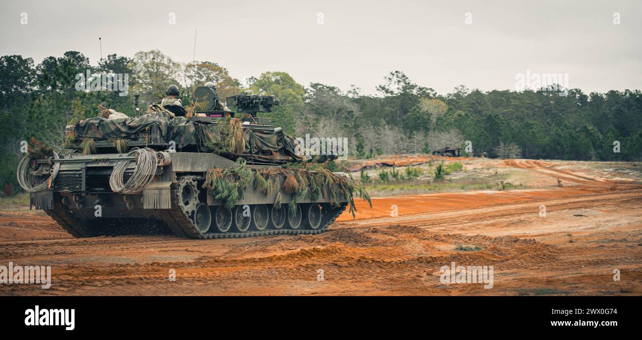 Un équipage de chars Abrams affecté au 3e bataillon, 69e régiment d'armure, 1re équipe de combat de brigade blindée, 3e division d'infanterie, détecte un champ ouvert au joint Readiness Training Center (JRTC), Fort Johnson, Louisiane, le 16 mars 2024. Les unités blindées soutiennent les unités d'infanterie légère pour augmenter leur cohésion et leur létalité sur le terrain. (Photo de l'armée américaine par le PFC Luciano Alcala) Banque D'Images