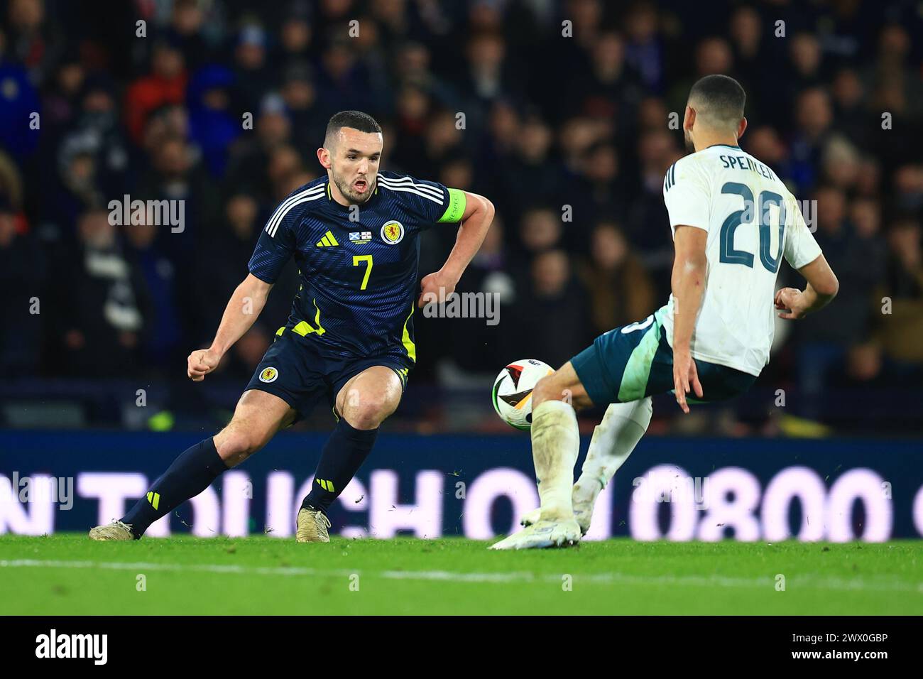 26 mars 2024 ; Hampden Park, Glasgow, Écosse : International Football Friendly, Écosse contre Irlande du Nord ; John McGinn d'Écosse affronte Brodie Spencer d'Irlande du Nord Banque D'Images