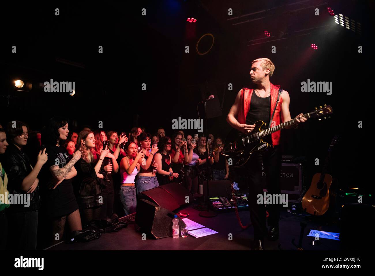 Le guitariste et chanteur britannique, Miles Kane, se produit dans sa tournée dolo au Private Club de Berlin Banque D'Images