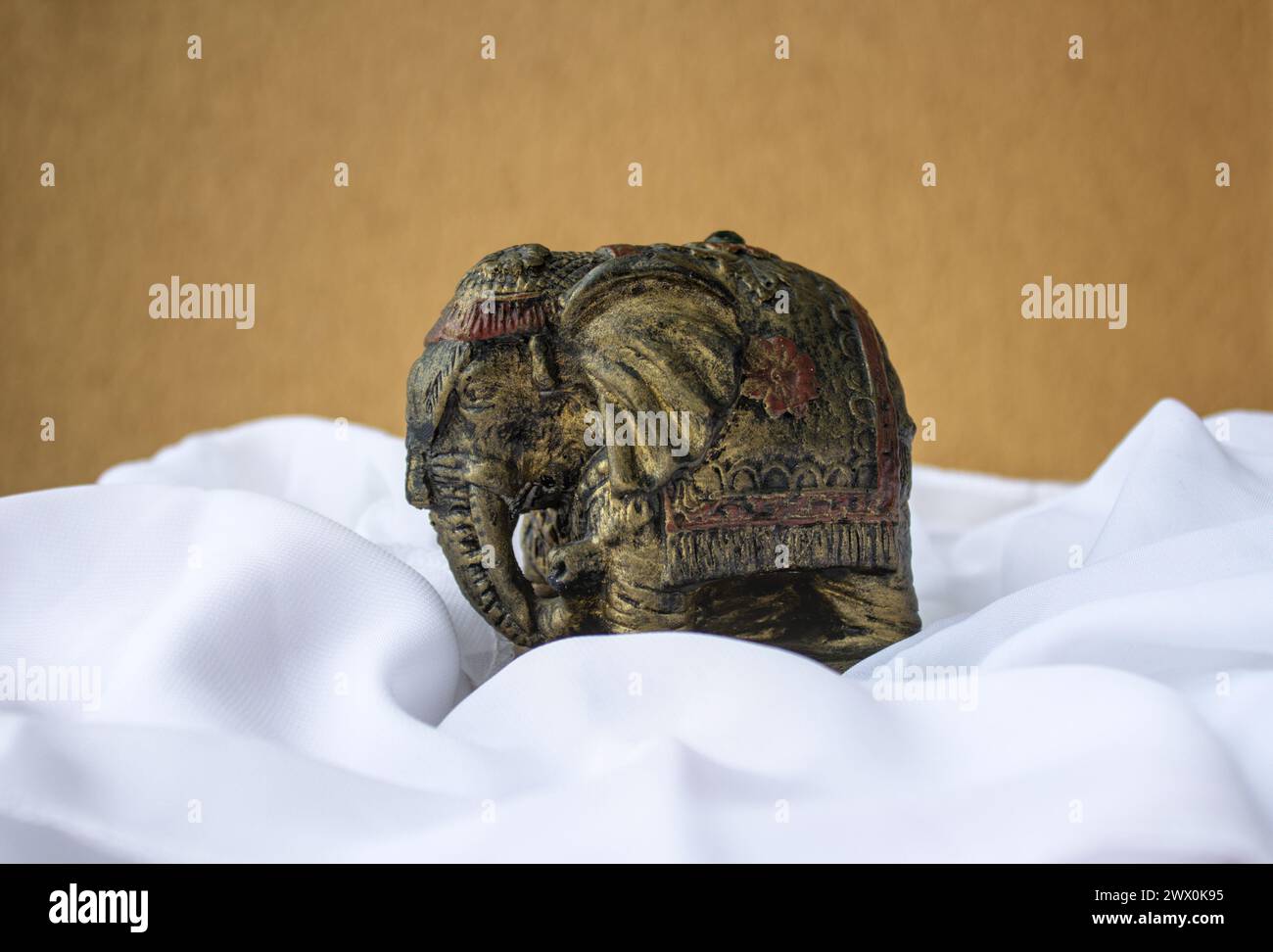 Ancienne statuette d'éléphant indien sur tissu blanc Banque D'Images