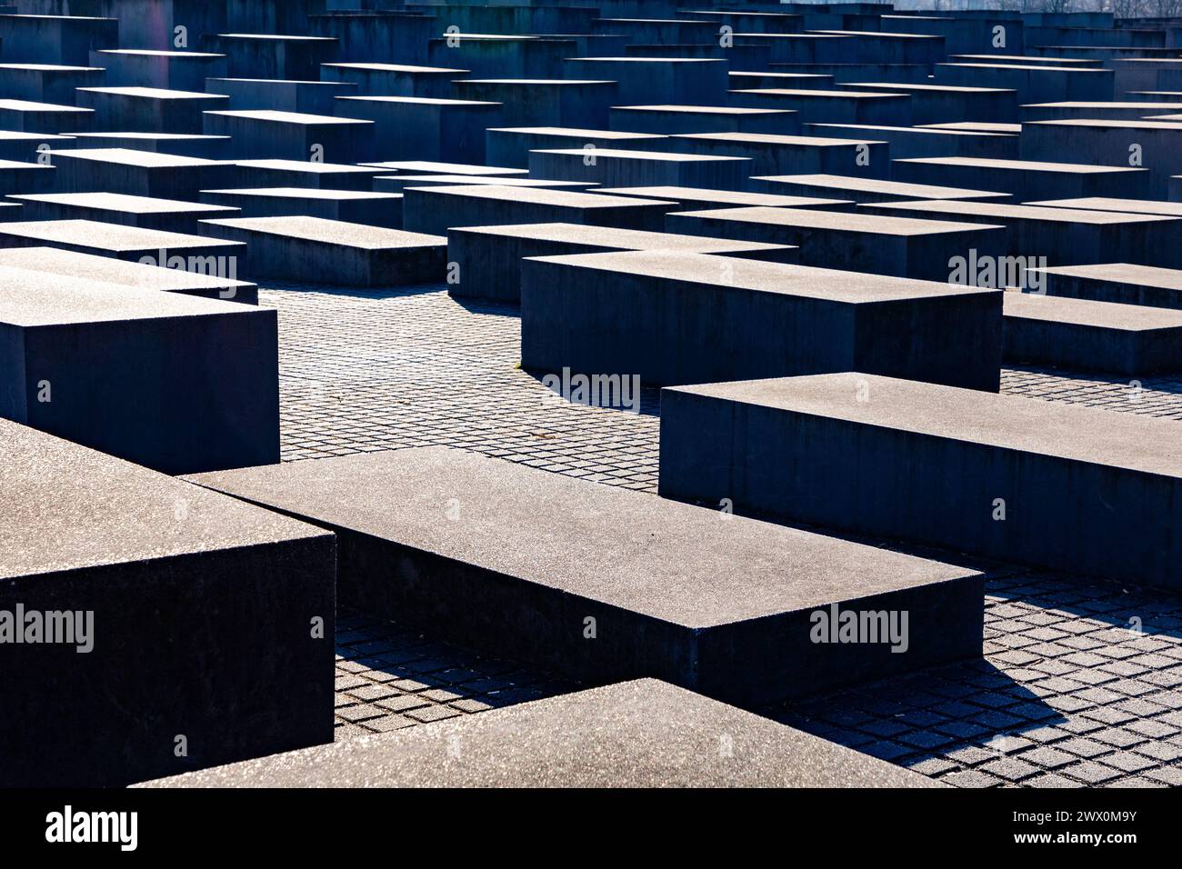 Berlin, Allemagne - 19 mars 2024 : Mémorial aux Juifs assassinés d'Europe. Un mémorial de l'Holocauste avec 2 710 colonnes de béton formant le champ de la stèle Banque D'Images