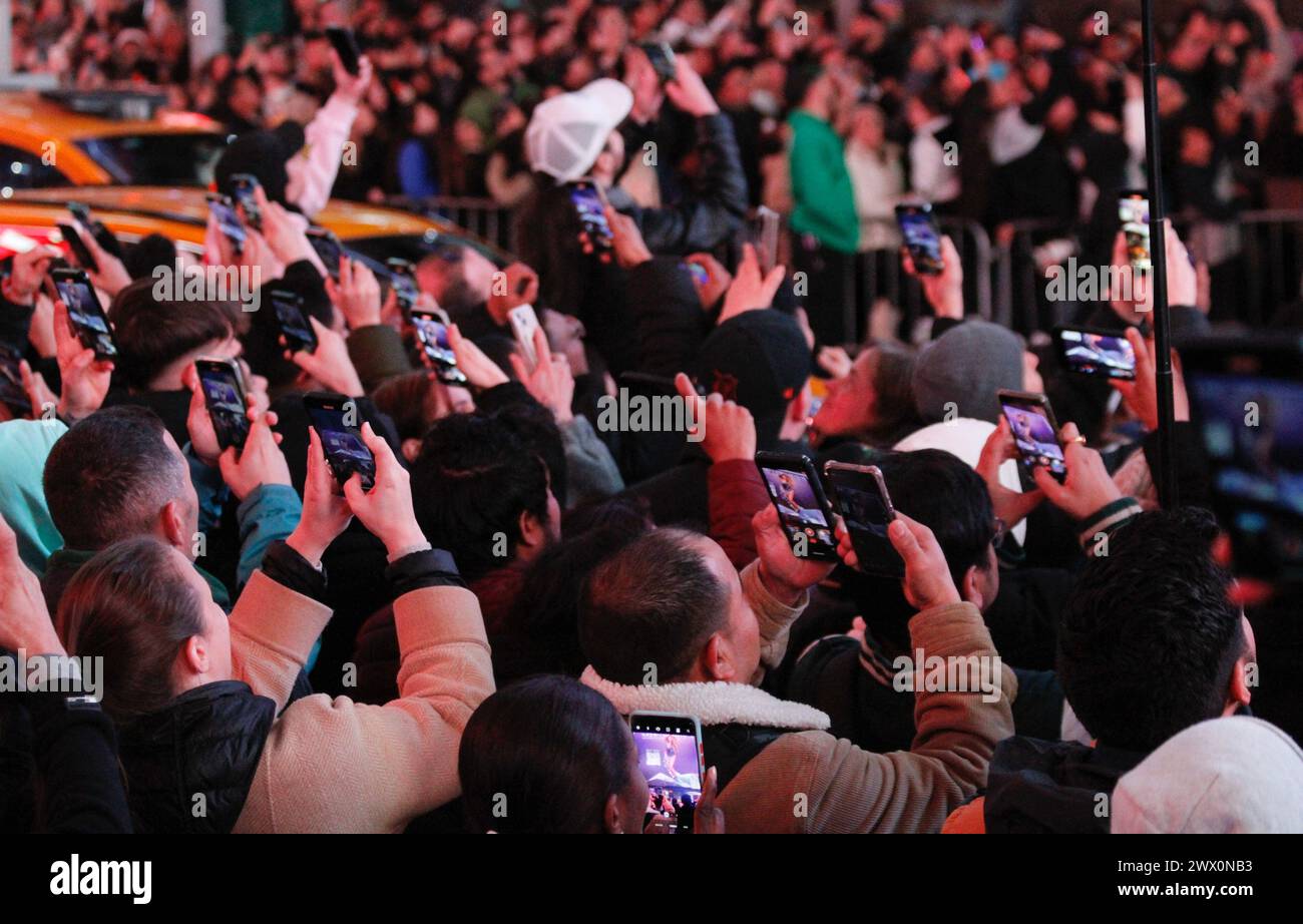 26 mars 2024, New York City, New York : (NOUVEAU) Shakira joue en direct à Times Square. 26 mars 2024, New York, États-Unis : L'auteure-compositrice colombienne Shakira se produit en direct à Times Square après une semaine de sortie de son nouvel album ''Las Mujeres ya No Lloran''. La place est pleine de fans quelques heures avant le spectacle prévu. Crédit : Niyi Fote/Thenews2 (Foto : Niyi Fote/Thenews2/Zumapress) (crédit image : © Niyi Fote/TheNEWS2 via ZUMA Press Wire) USAGE ÉDITORIAL SEULEMENT! Non destiné à UN USAGE commercial ! Banque D'Images