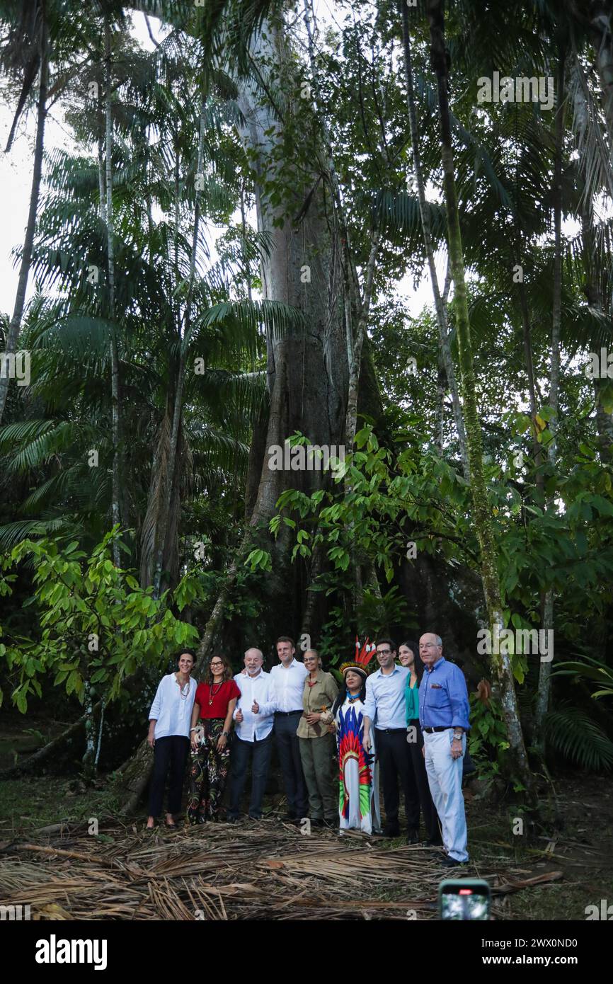 BELÉM, PA - 26 mars 2024 : PRESIDENTE MACRON DA FRANÇA NA Amazônia - Macron visite l'Amazonie et l'Amérique latine pour la première fois. Le président, Luiz Inácio Lula da Silva, recevra le président de la France, Emmanuel Macron, dans la ville de Belém, Pará, Brésil, ce mardi(26). Les deux présidents se sont embarqués pour l’île de Combu, ont suivi la production artisanale et durable de cacao dans la région et rencontreront des représentants autochtones. Le prix a été remis par le Président EMM au leader indigène du groupe ethnique Kayapó et représentant mondial de la cause indigène, Raoni Metuktire Banque D'Images