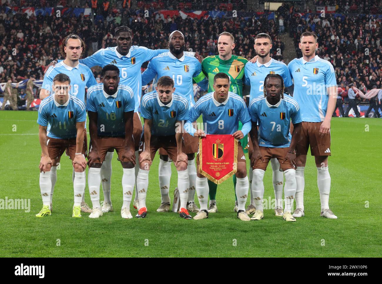 Belgique tir par équipe avant le coup d'envoi Back Row :- Arthur Theate(Rennes)de Belgique, Amadou Onana de Belgique, Romelu Lukaku(Roma)de Belgique, Matz sels(Forêt de Nottingham)de Belgique, Zeno Debast(Anderlecht)de Belgique et Jan Vertonghen(Anderlecht)de Belgique. Front Row;- Leandro Trossard (Arsenal) de Belgique, Orel Mangala (Lyon) de Belgique, Timothy Castagne (Fulham) de Belgique, Youri Tielemans (Aston Villa) de Belgique et Jeremy Doku (Manchester City) de Belgique. Pendant le match de football amical international entre l'Angleterre et la Belgique au stade de Wembley, Londres, Royaume-Uni - 26 mars 2024. Banque D'Images