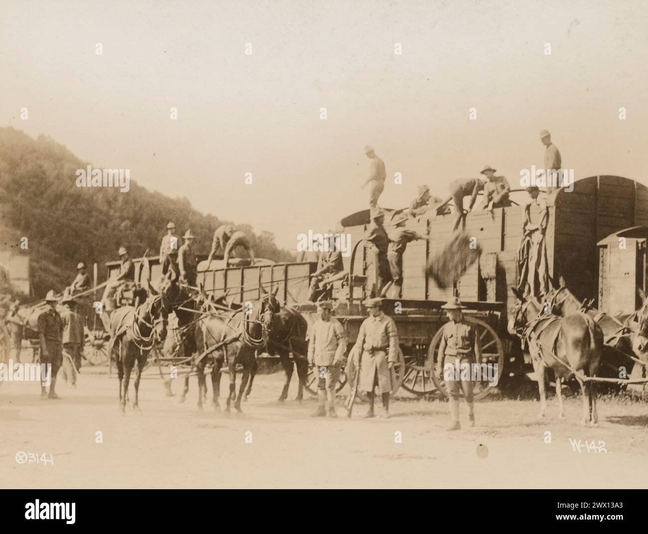 A.E.F. en France. Déchargement de foin 'quelque part en France' CA. 1917 Banque D'Images