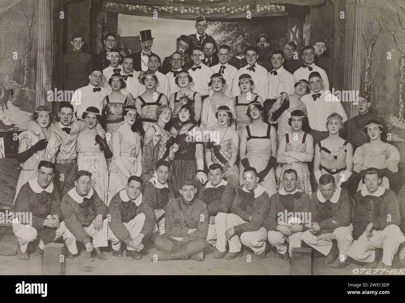 Groupe de lampes de poche des artistes de la première Division qui présentent une comédie musicale appelée 'Die Wacht am Rhein'. Tous les hommes sont hors du 1er génie. Wirges, Prusse rhénane, Allemagne CA. 1919 Banque D'Images