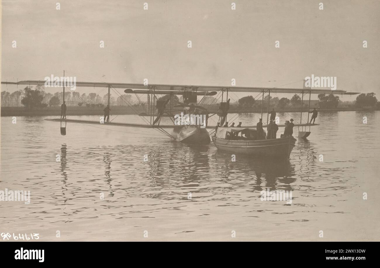 ARRIVÉE DU NC-4 à WASHINGTON, DC le NC-4 étant remorqué dans son poste d'amarrage à son arrivée à Washington, DC CA. 1919 Banque D'Images