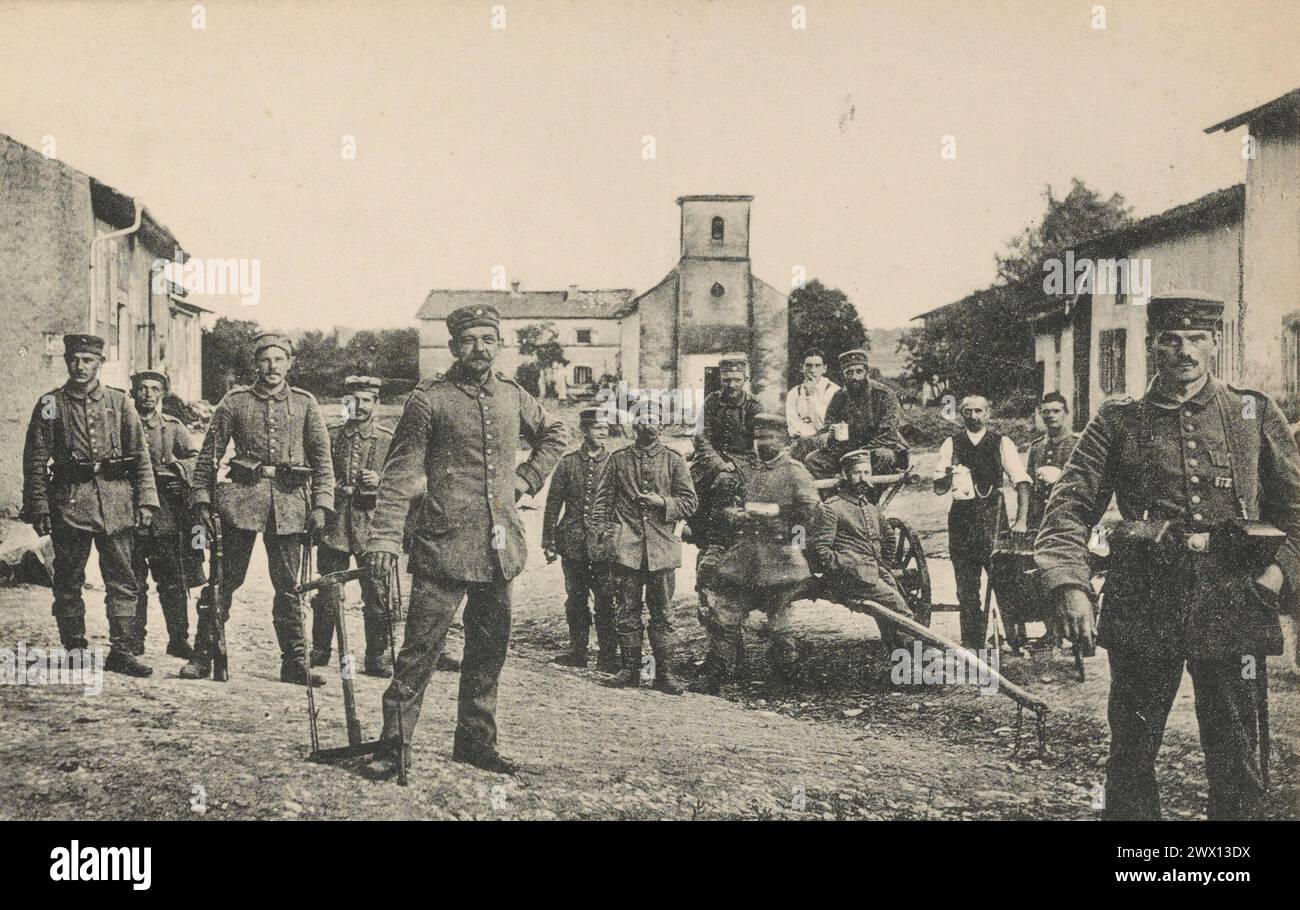 Soldats allemands dans les rues de Gondrexon, France CA. 1915-1918 Banque D'Images
