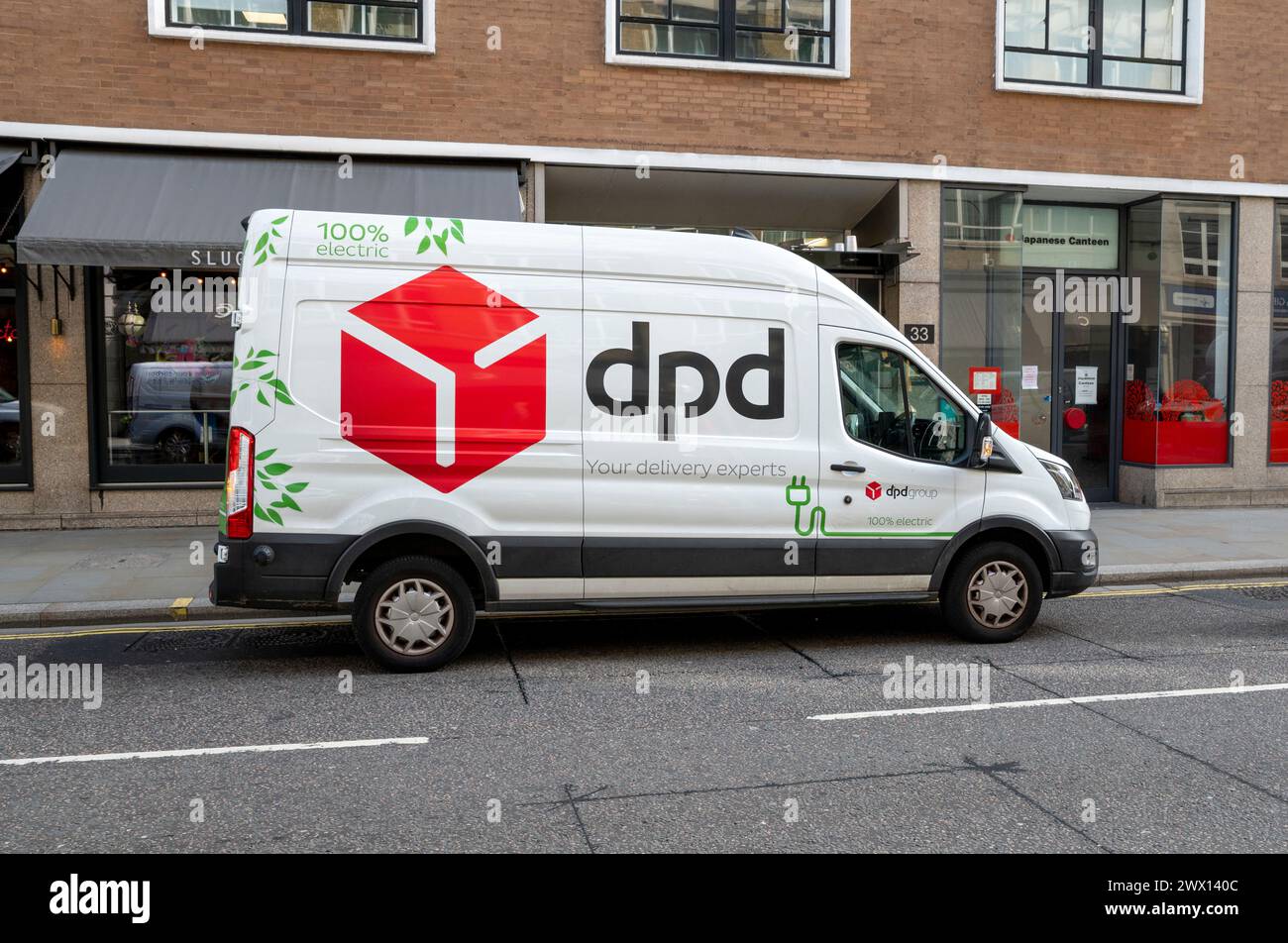 Londres, Royaume-Uni - 21 mars 2024 : camionnette de livraison électrique DPD à Londres. GeoPost (anciennement DPDgroup) est un service international de livraison de colis basé à I. Banque D'Images