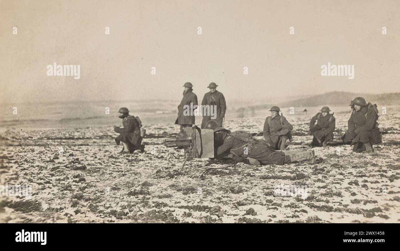 Un équipage de soldats américains homme un canon d'une livre CA. 1917 ou 1918 Banque D'Images