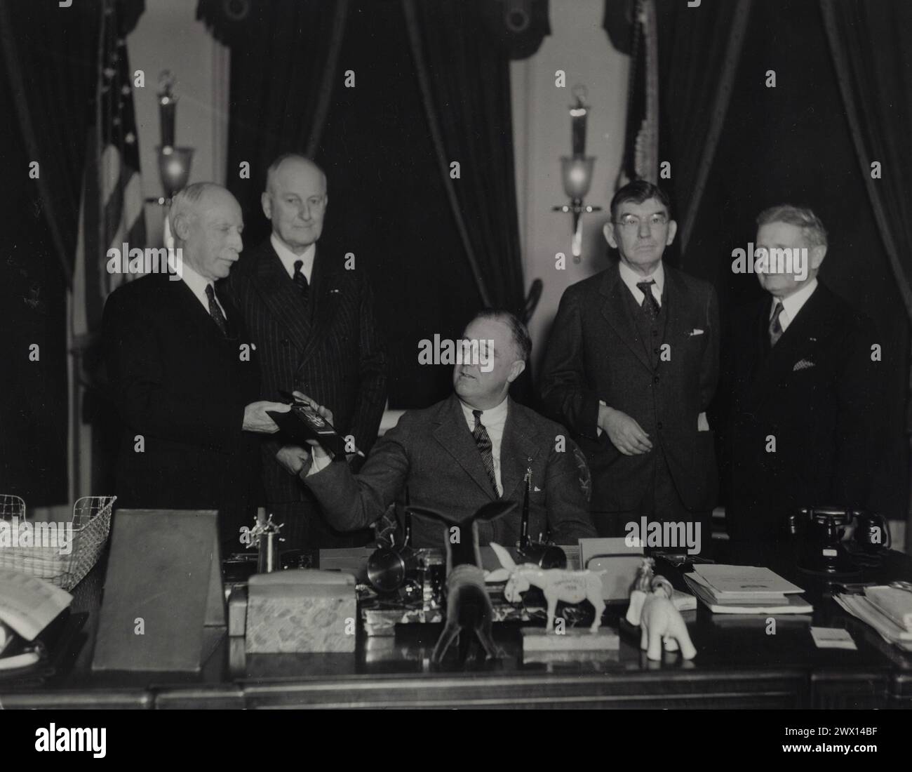 Le président Franklin Roosevelt, remet des médailles aux officiers de deuxième division. De gauche à droite, Major Gen. Omar Bundy, Major Gen. J.G. Harbord, Pres. F. Roosevelt, Major Gen. J.A. LeJeune, Major Gen. Paul Malone. Maison Blanche, Washington, DC CA. Janvier 1934 Banque D'Images