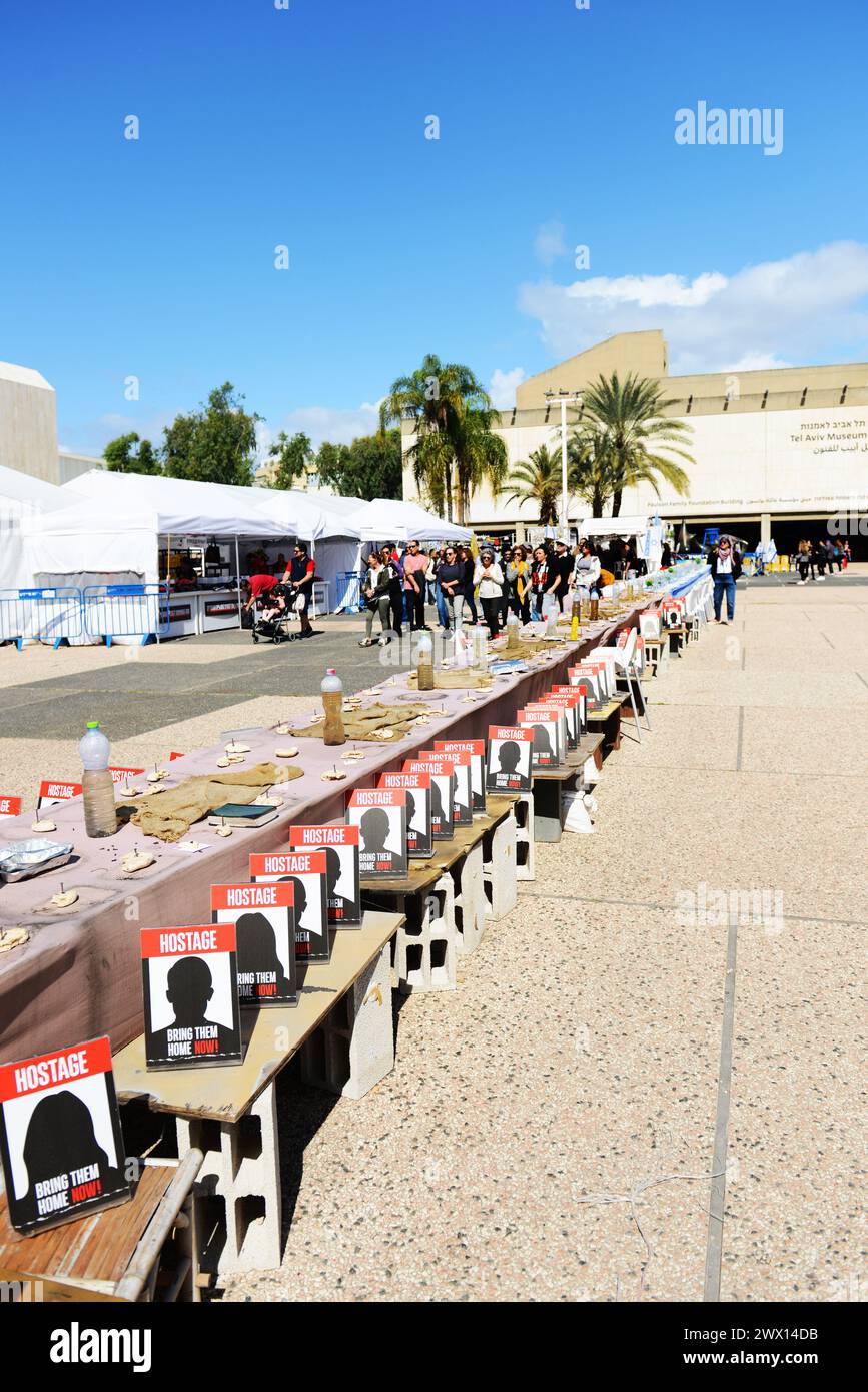 Une installation d'une table de sabbat avec des chaises pour les otages à Gaza sur la place des otages, tel-Aviv, Israël. Banque D'Images