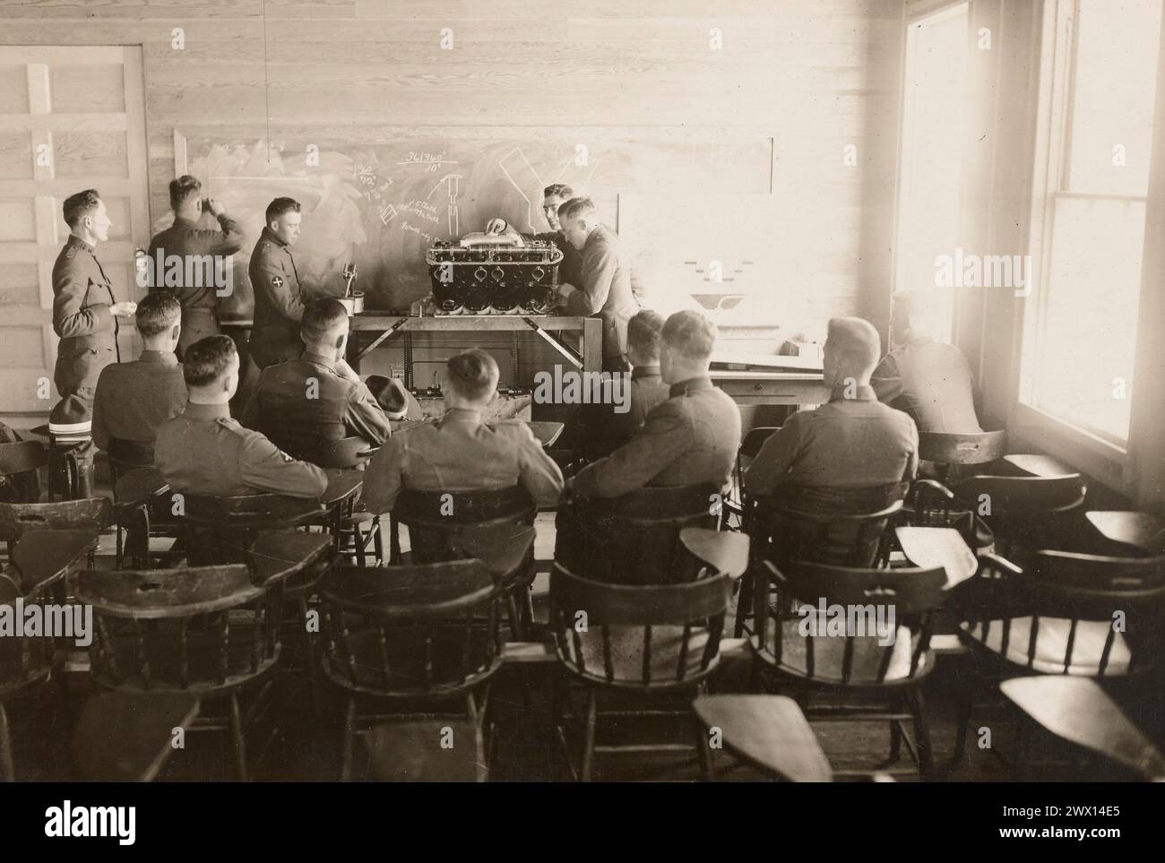 École d'aéronautique militaire - Cadets étudiant l'anatomie d'un moteur d'avion CA. 1918 Banque D'Images