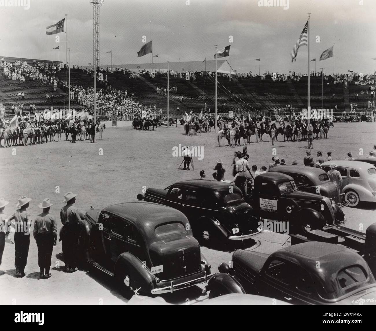 Texas Centennial, Dallas, Texas, 6-12 juin 1936. Hommes de l'armée américaine mettant en place les Stars & Stripes - cérémonie du drapeau CA. Juin 1936 Banque D'Images