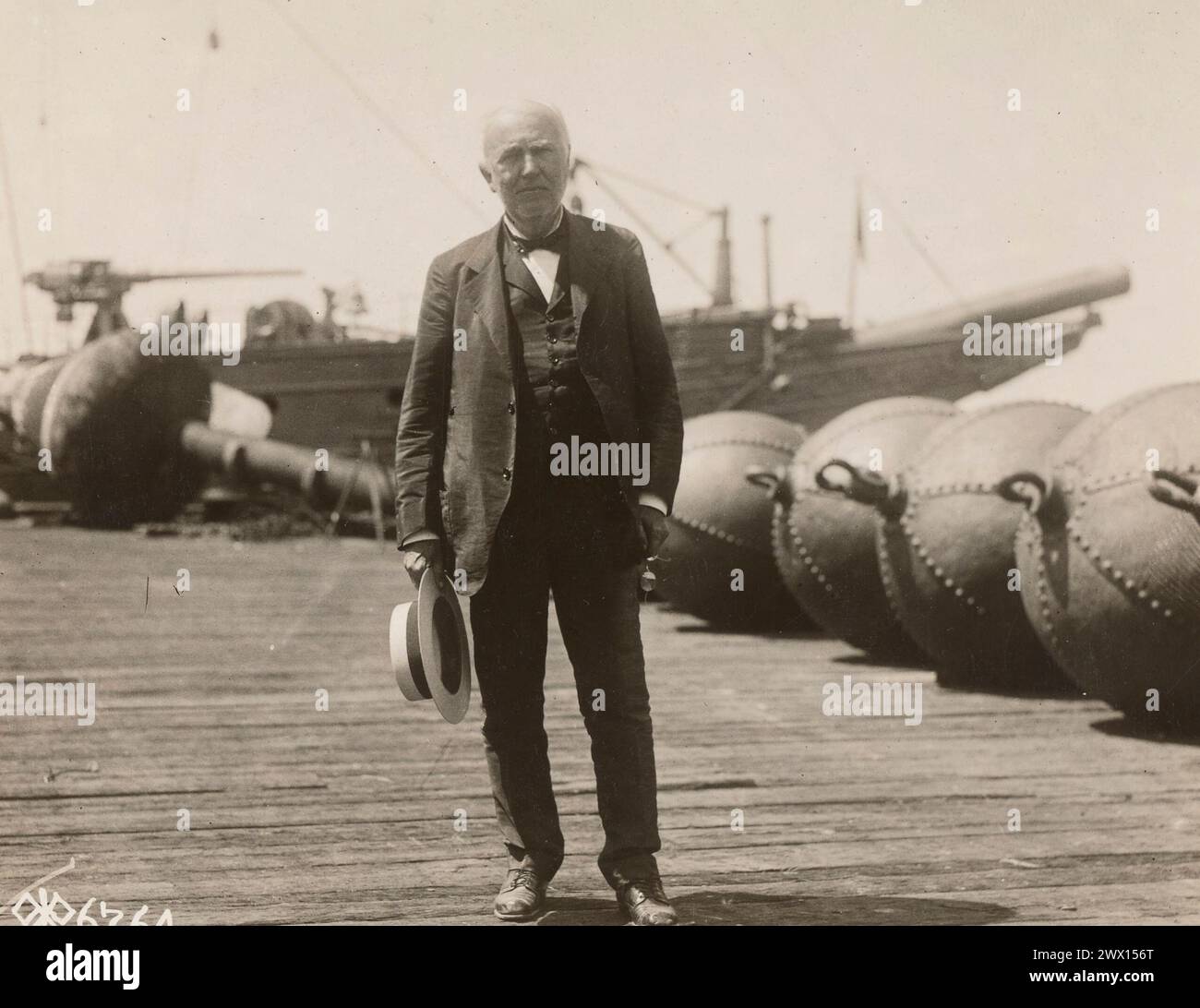 Thomas Edison au travail à la base navale de Key West où il est engagé dans des travaux expérimentaux secrets CA. 1918 Banque D'Images