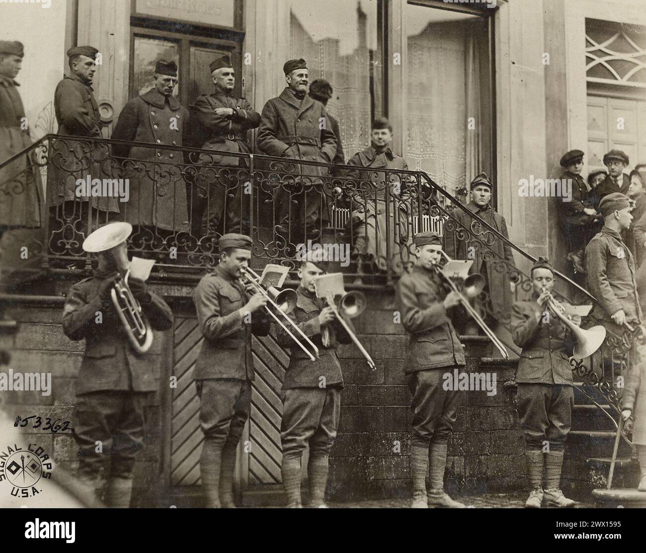 Groupe jouant et conférenciers à la première célébration de Thanksgiving à la frontière allemande. Echternach, Luxembourg CA. 1918 Banque D'Images