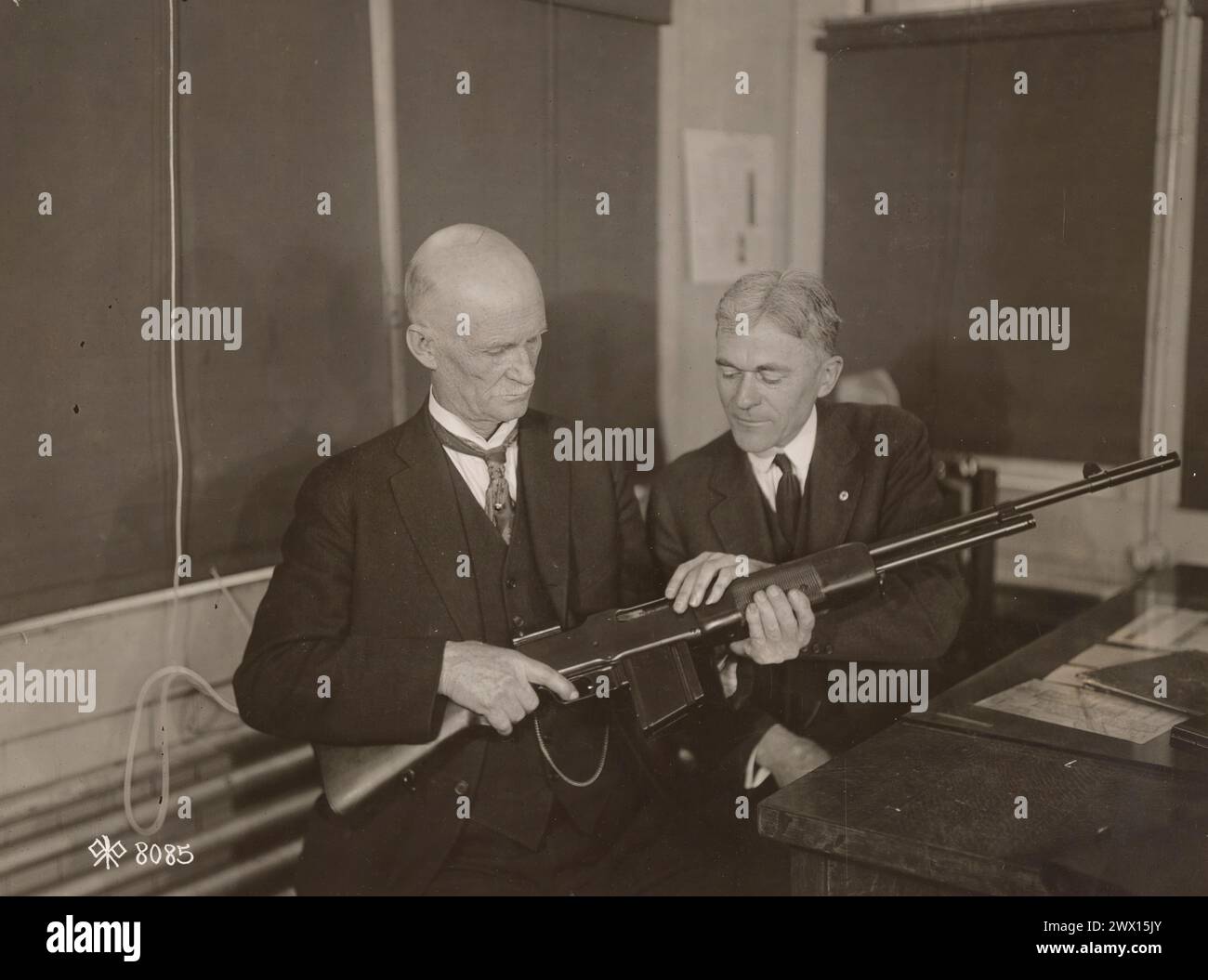 M. John M. Browning, inventeur de la mitrailleuse légère Browning, et M. Burton, un expert de Winchester sur les fusils, discutant des points les plus fins de l'arme CA. 1918 Banque D'Images