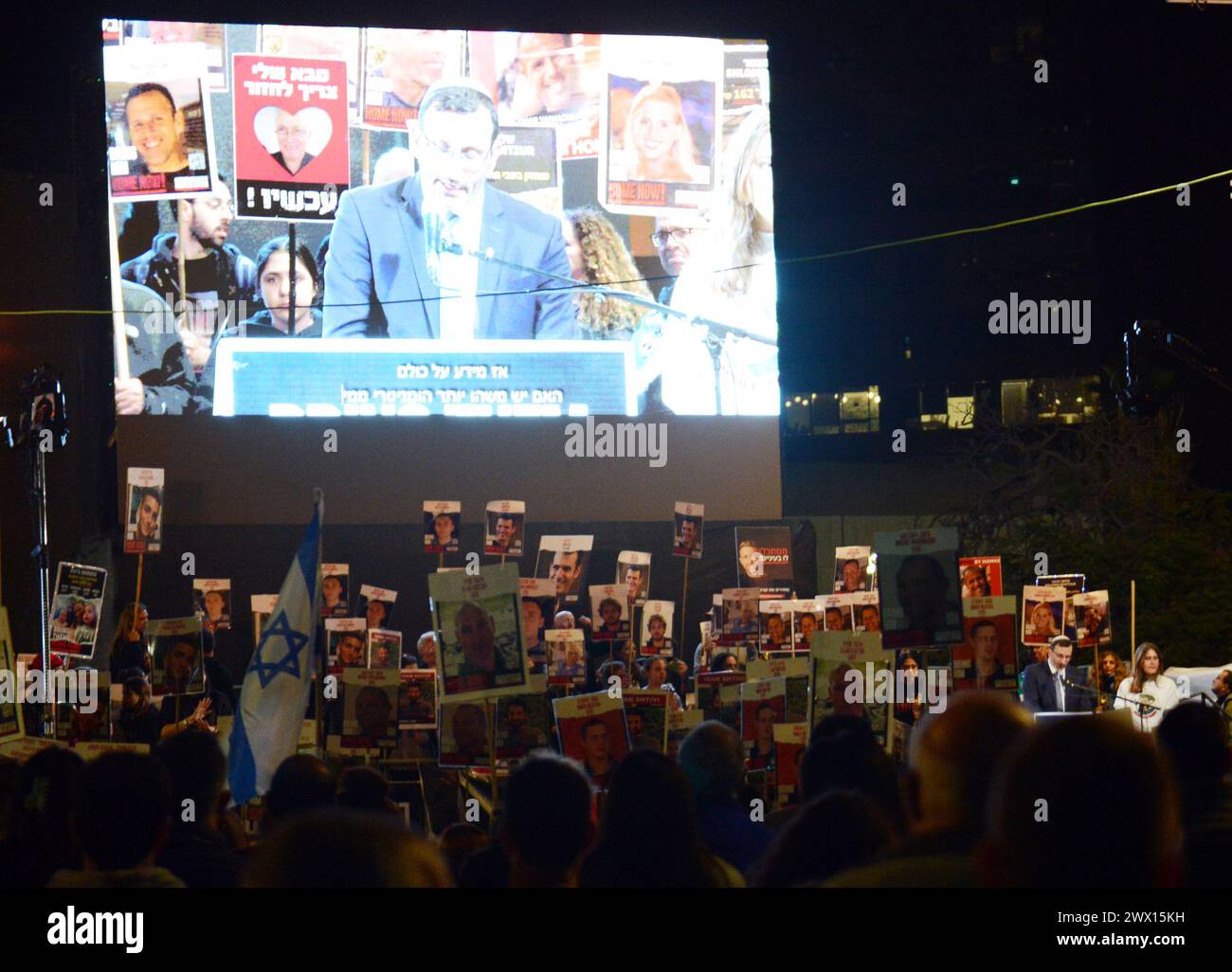 16 mars 2024, tel-Aviv, Israël. Des milliers de partisans se sont rassemblés sur la place des otages pour exiger la libération des otages israéliens à Gaza. Banque D'Images