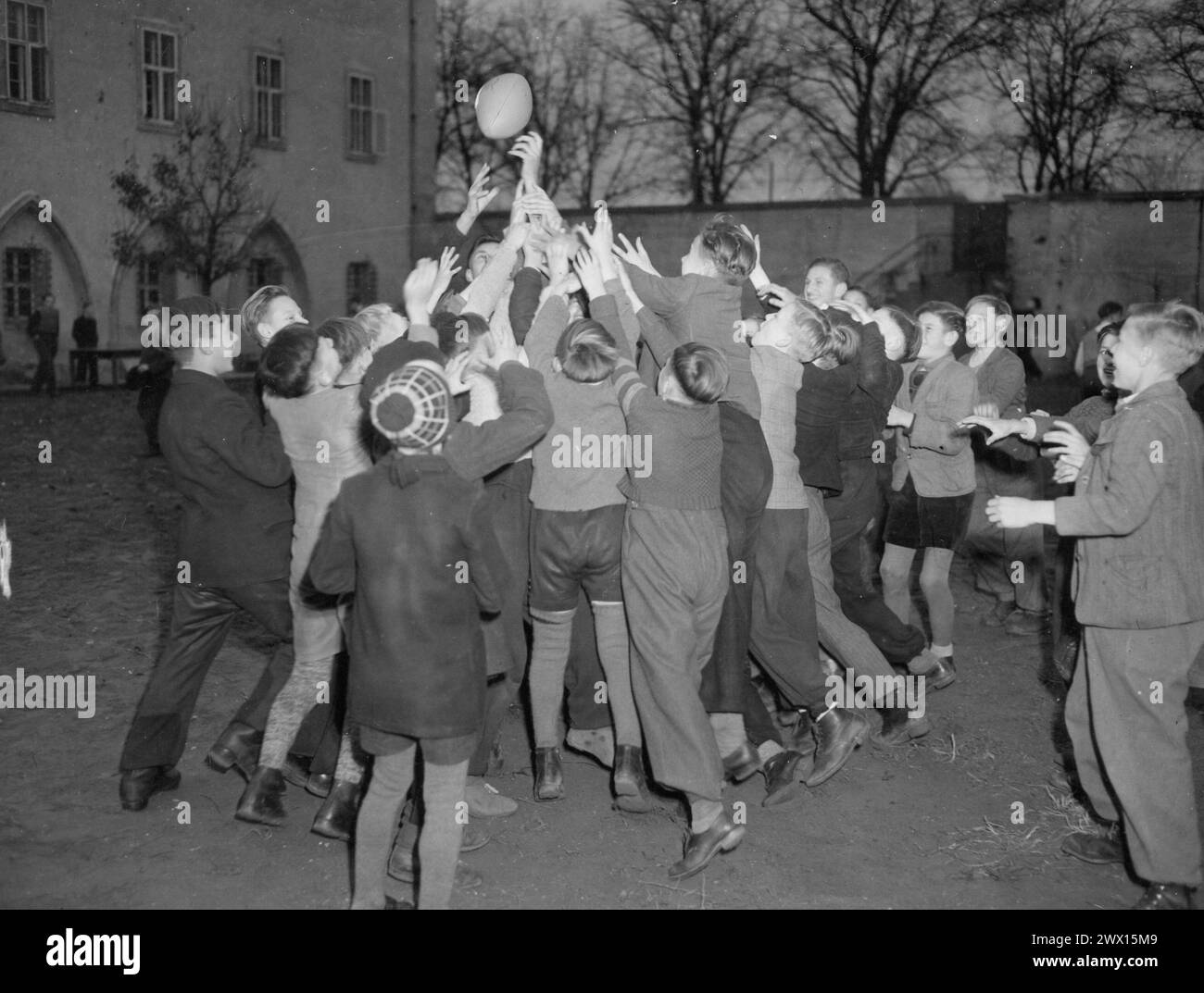 Une classe de jeunes allemands apprennent le jeu « gratuit pour tous » avec le Football CA. années 1940 Banque D'Images