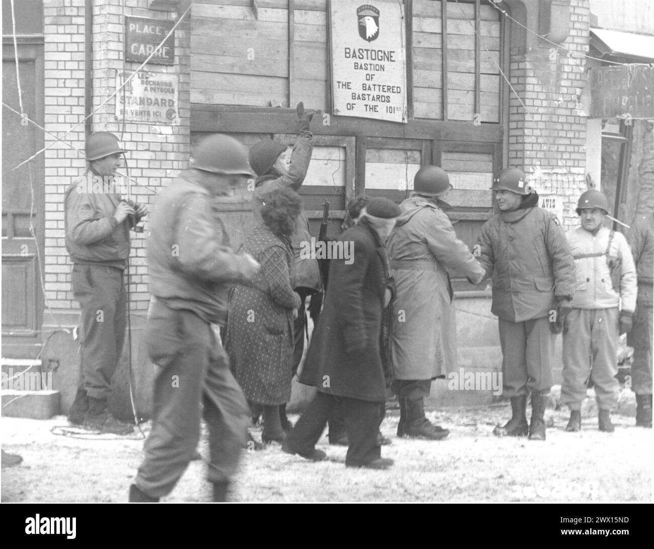 Photographie des généraux de la 101e division aéroportée examinant les troupes de la 101e division à Bastogne, Belgique CA. Janvier 1945 Banque D'Images