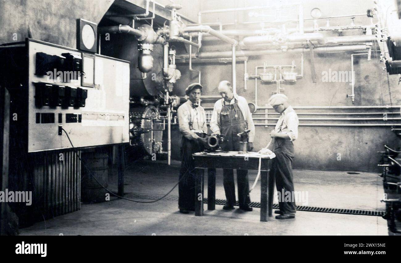 Trois hommes dans une classe d'ingénieur d'une école du Dakota du Sud CA. 1935 Banque D'Images